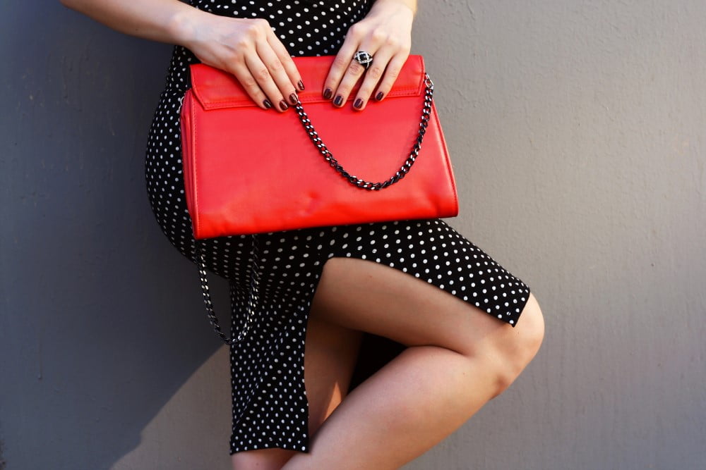 Kvinde i kjole med rød taske